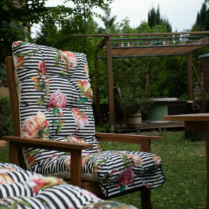 Keményfa fotel párnával