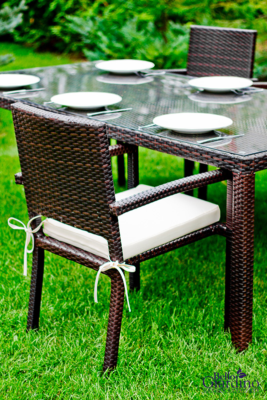 Egymásba rakható kerti szék rattanból