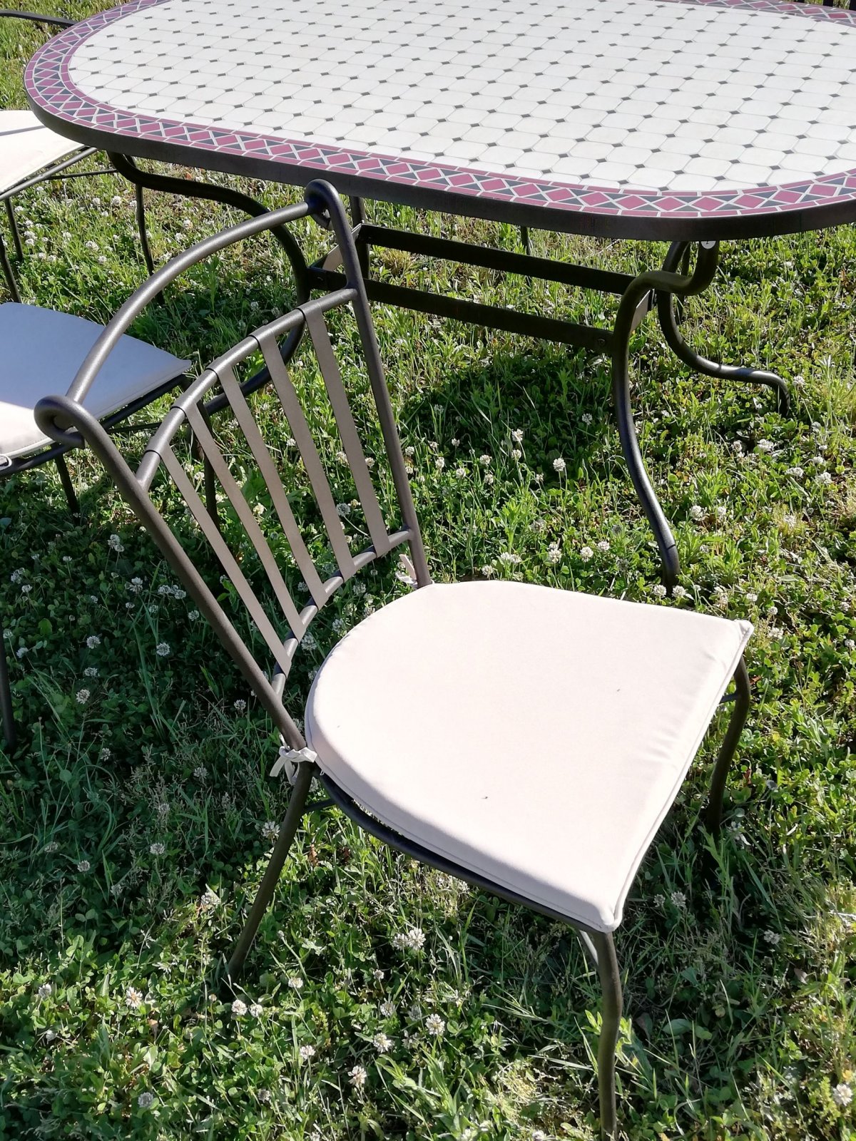 Karfa nélküli fém kerti szék párnával