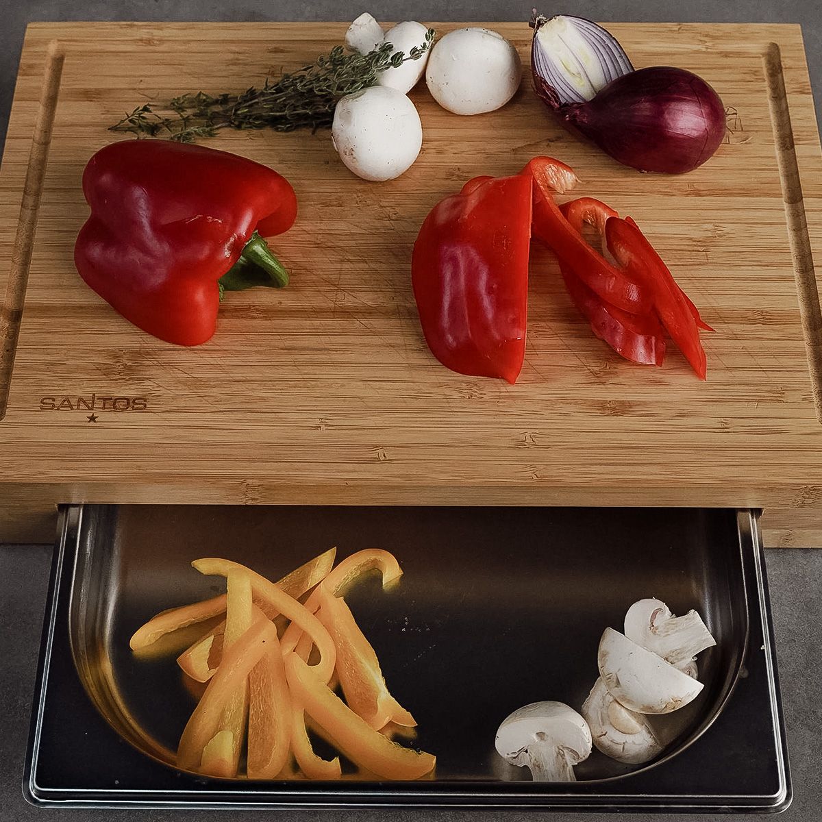 SANTOS bambusz vágódeszka rozsdamentes acél csepptálcával